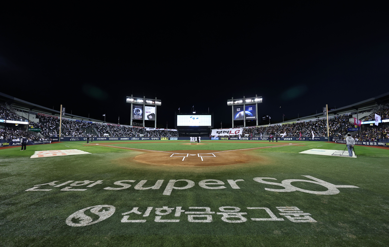14일 서울 잠실야구장에서 2026 신한 SOL KBO 포스트시즌 와일드카드 결정전 1차전 두산 베어스와 LG 트윈스의 경기가 열리고 있다. <연합뉴스>