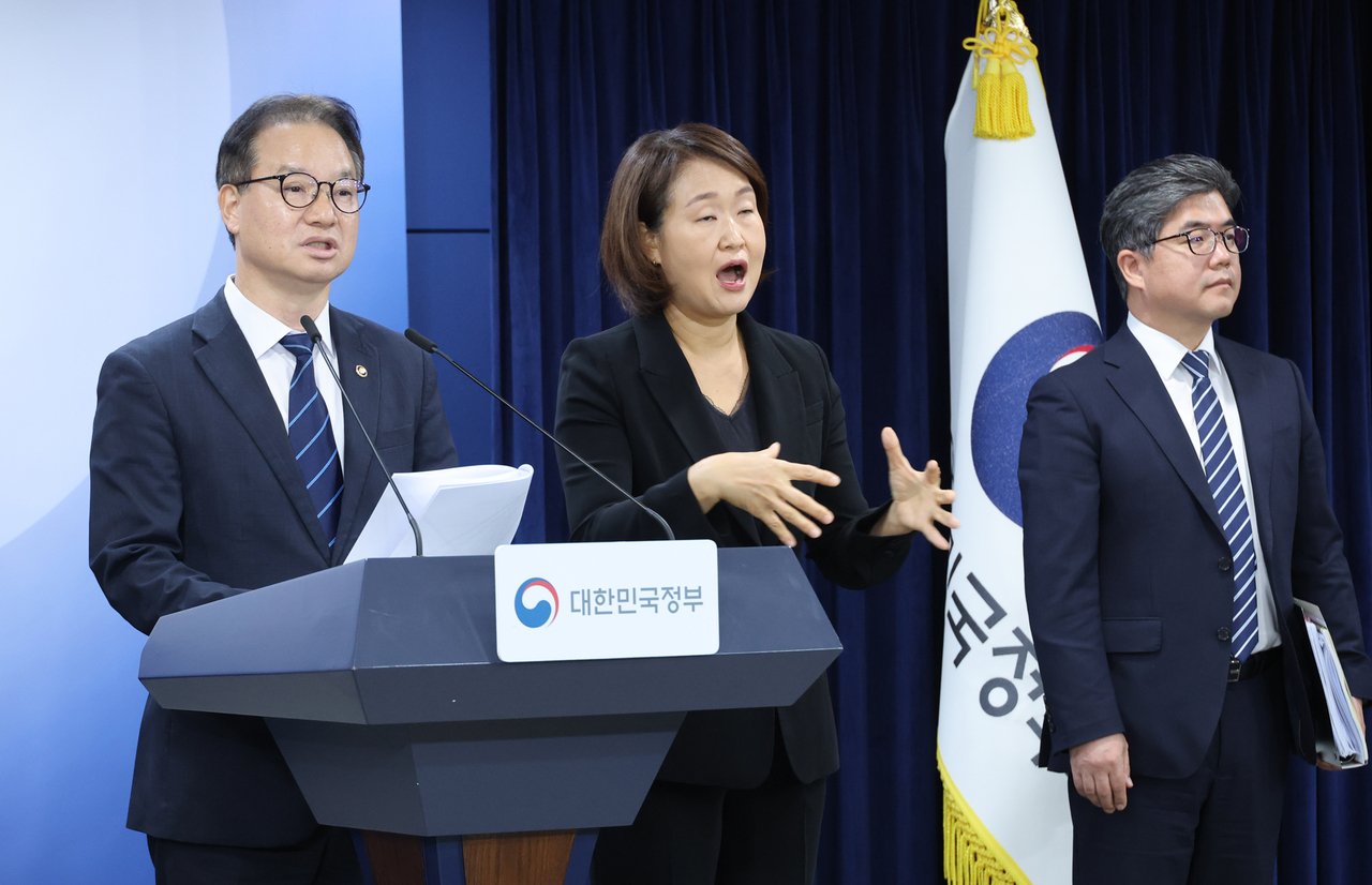 김영수 국무조정실 국무1차장이 16일정부서울청사에서 열린 산림사업 추진 실태 합동점검 결과를 브리핑하고 있다. . [연합]