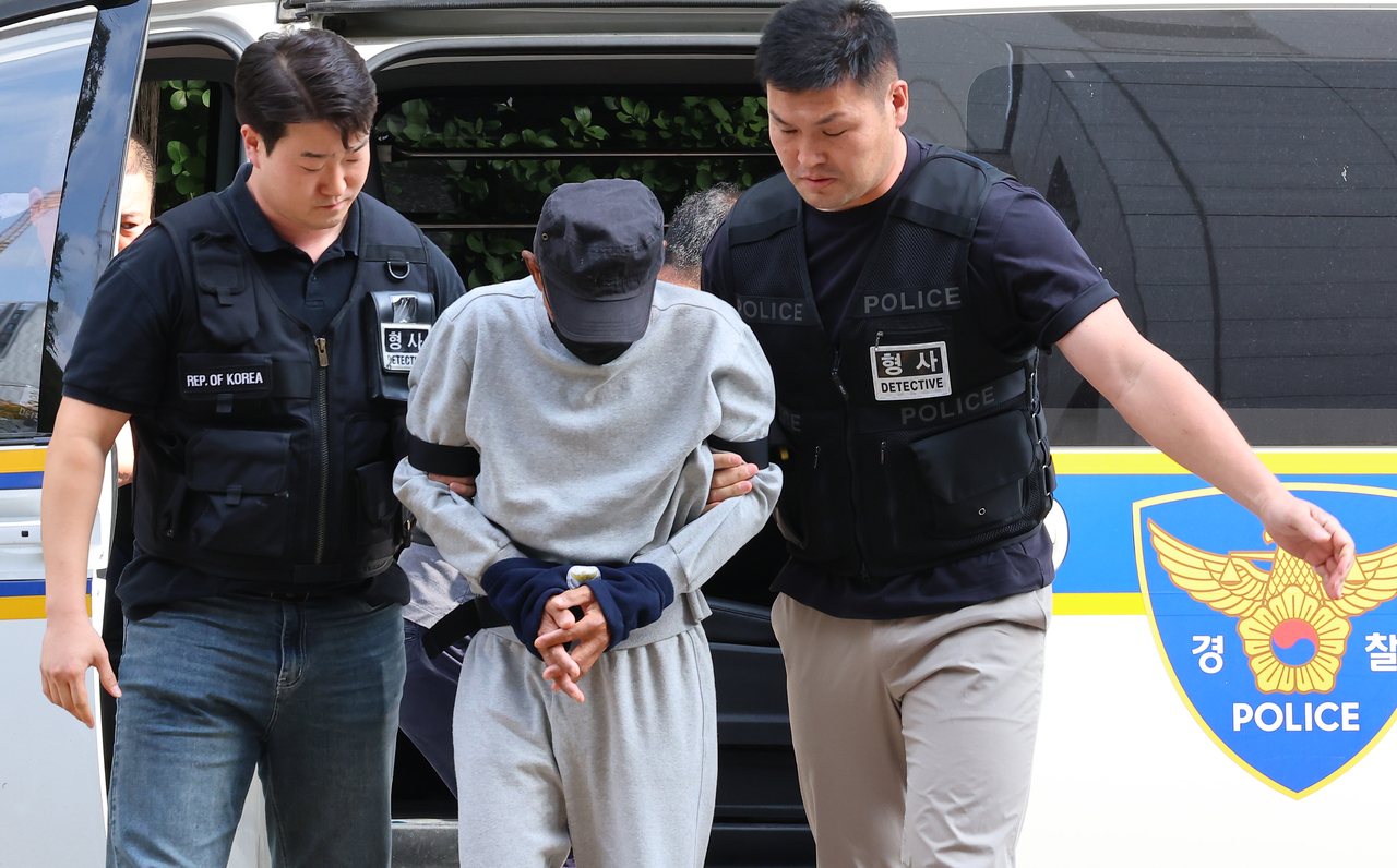 인천 대형 상업시설에서 흉기를 휘둘러 8명을 다치게 한 50대 남성 A씨가 16일 인천 미추홀구 인천지방법원에서 열린 구속 전 피의자심문(영장실질심사)에 출석하는 모습. 구속 여부는 오후 늦게 결정될 것으로 보인다. [연합]