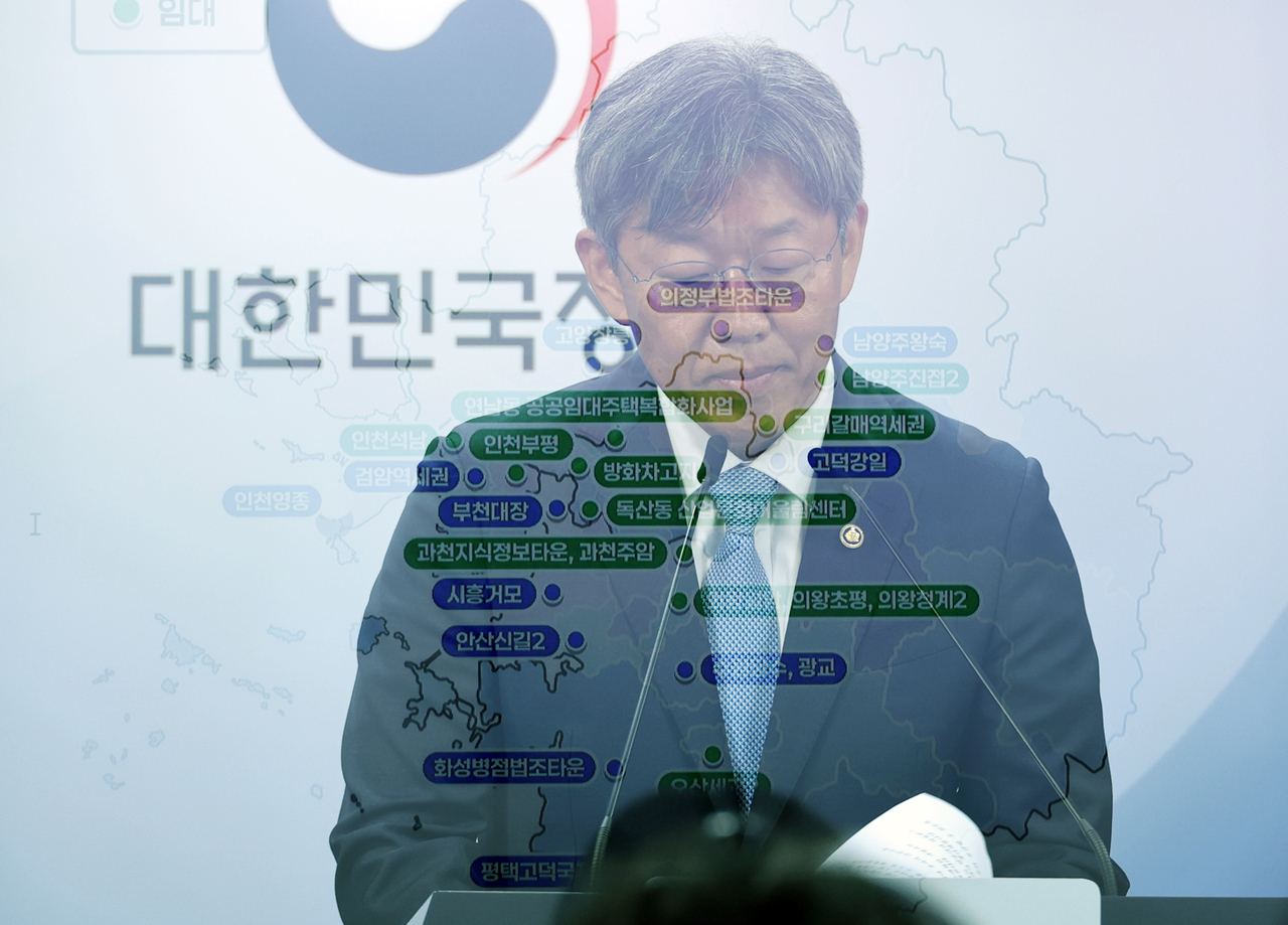 Kim I-tak, first vice minister of the Ministry of Land, Infrastructure and Transport, speaks at the first regular housing supply briefing held at Government Complex Seoul in Jongno-gu, Seoul, on Friday. [Pool photo=Yonhap]
