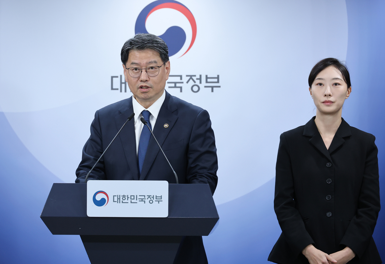 김용수 국무조정실 2차장이  16일 서울 종로구 정부서울청사에서 열린 제1차 주택공급 정례브리핑에서 국무조정실과 국토교통부의 주택공급 대책 이행 상황 및 주요 추진 성과에 대해 브리핑하고 있다. [연합]