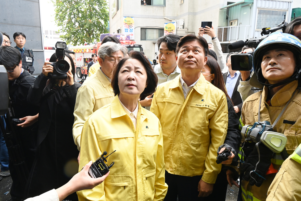 Gyeonggi Gov. Choo Mi-ae looks at the fire site in Bucheon, Gyeonggi Province, on Friday. (Bucheon-si)