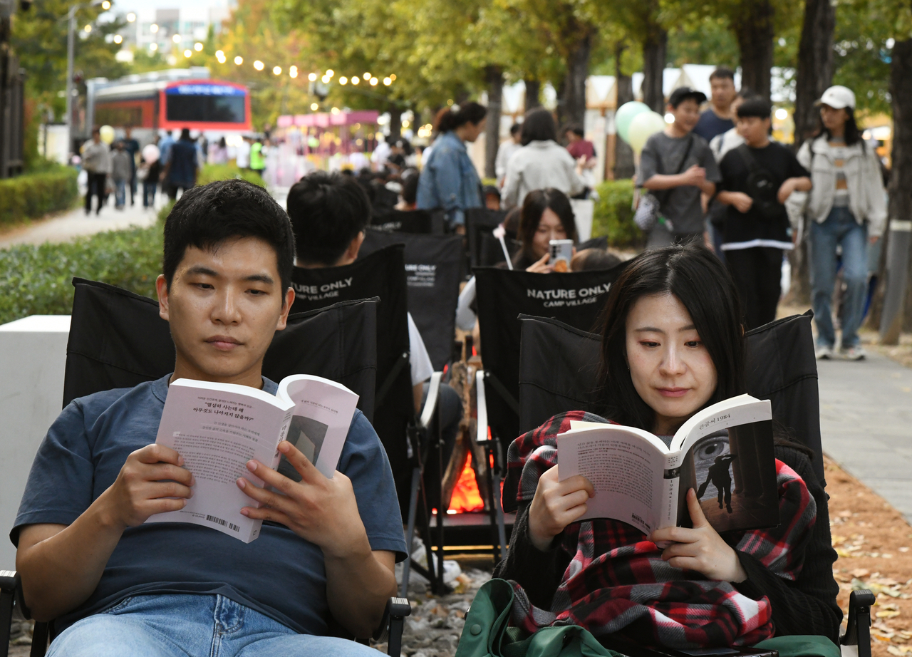 독서하는 시민들