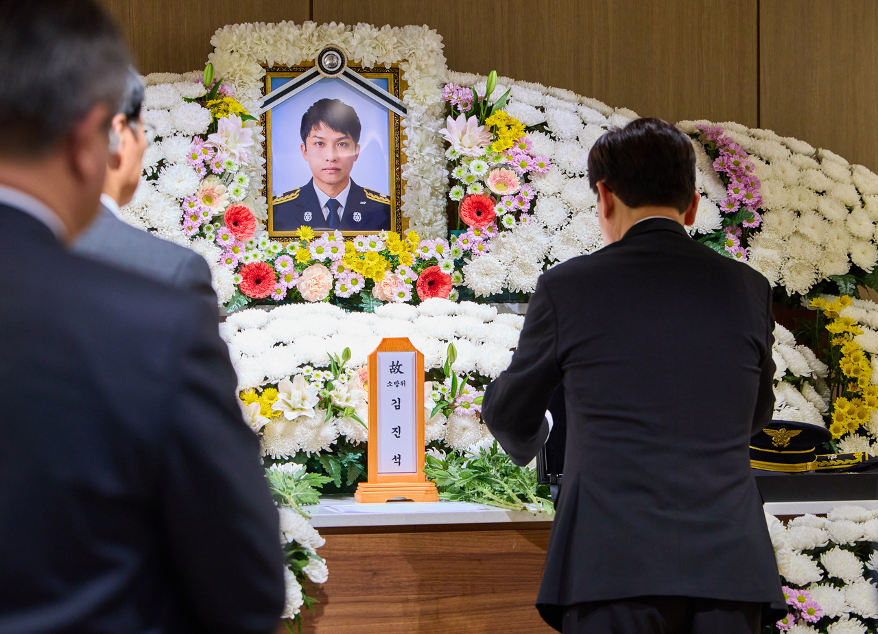 이재명 대통령이 17일 경기도 순천향대학교 부천병원 장례식장에 마련된 고(故) 김진석 소방위의 빈소를 조문하고 있다. [연합]