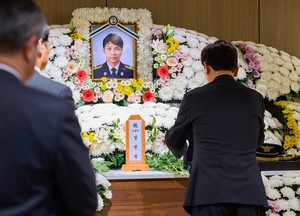 李대통령, 순직 소방관 조문 무릎 꿇고 분향…“영원히 기억할 것”