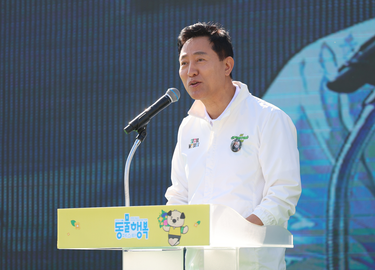Seoul Mayor Oh Se-hoon speaks during the third Seoul Animal Protection Day event at Yeouido Hangang Park in Seoul on Saturday. (Newsis)