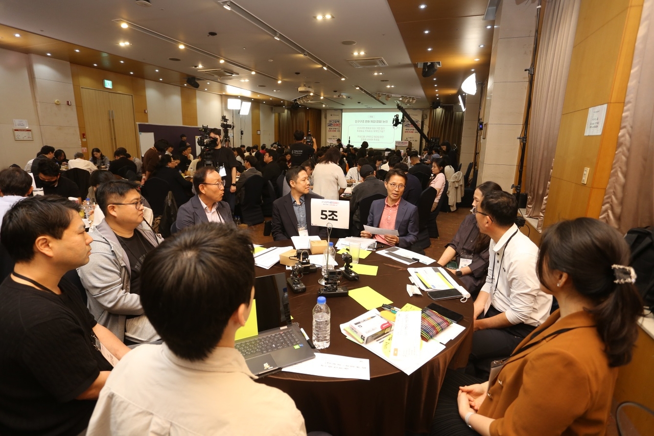 17일 서울 강남구 SC컨벤션센터에서 열린 ‘2026년 인구정책국민참여단 1차 토론회’에서 김진오(사진 오른쪽에서 네 번째) 인구전략위원회 부위원장과 참여자들이 토론을 벌이고 있다. [인구전략위원회 제공]