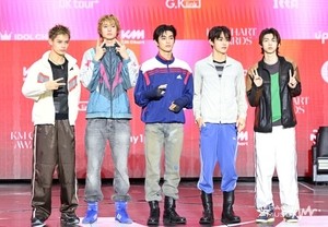 [뮤즈이슈]“이렇게 업로드 해주세요” 코르티스, SNS 복붙 실수에 갑론을박