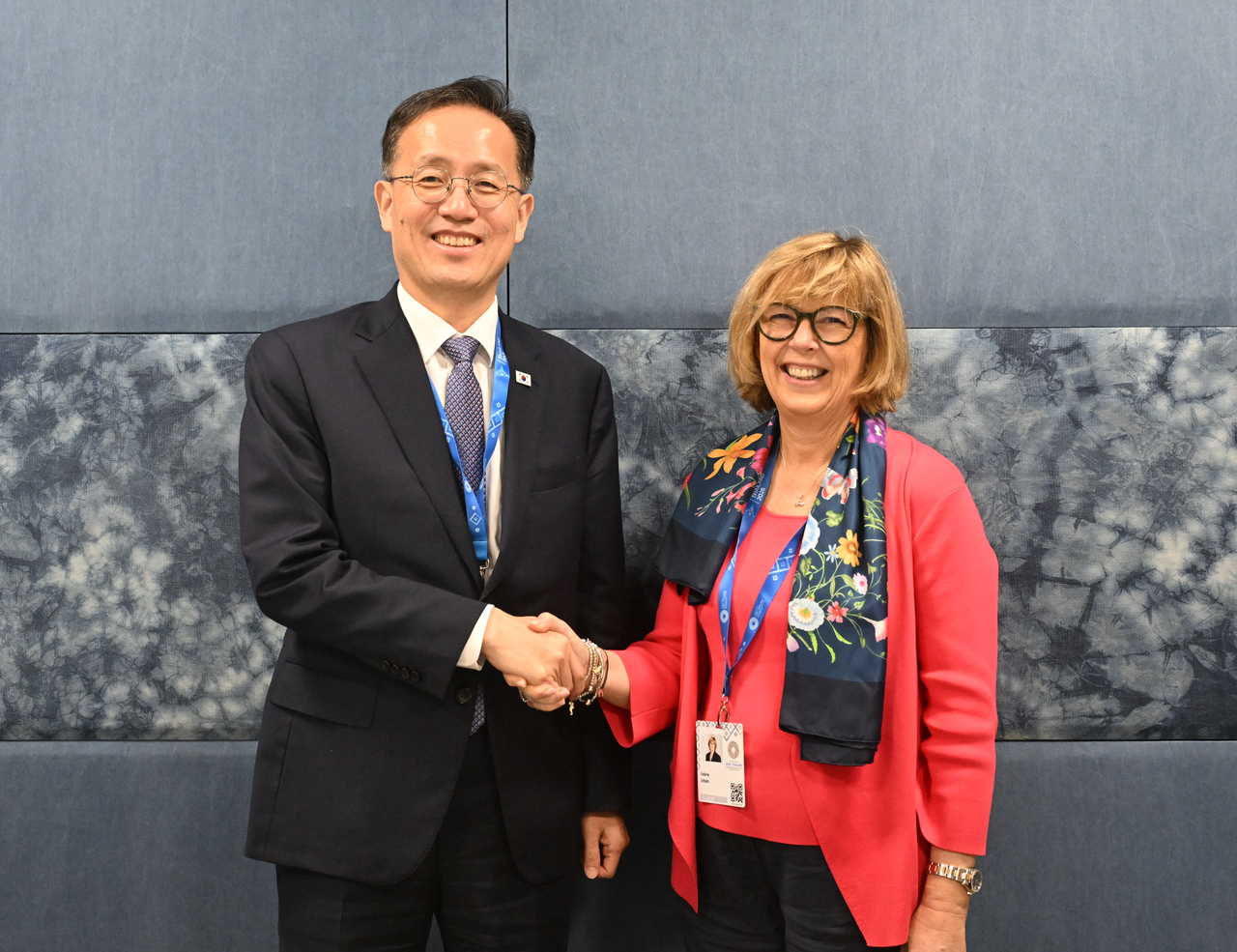 국제통화기금(IMF)·세계은행(WB) 연차총회 및  주요 20개국(G20) 재무장관.중앙은행 총재 회의, 주요 7개국(G7) 재무장관·중앙은행 총재 회의 참석차 태국 방콕을 방문중인 이형일 부총리 겸 재정경제부 장관이 16일(현지시간) 퀸시리낏 컨벤션센터(QSNCC)에서 발레리 위흐뱅 유로클리어 그룹 CEO와 면담에 앞서 악수하며 기념사진을 찍고 있다. [재정경제부 제공]