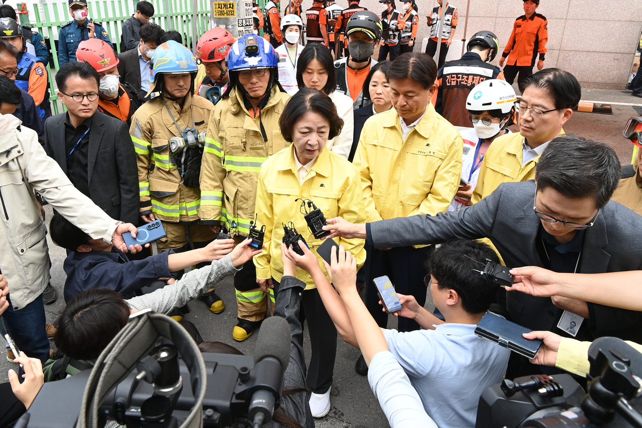 추미애 경기도지사가 16일 오전 경기 부천시 한 금속 도장공장에서 발생한 화재 현장을 찾아 발언하고 있다. [연합]