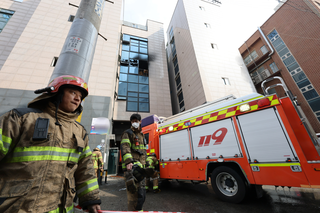 16일 경기 부천의 한 금속부품 도장 공장에서 화재가 발생, 소방대원들이 화재진압을 하고 있다. [연합]