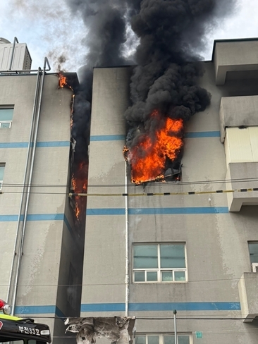 16일 오전 경기도 부천시 오정구 한 금속 사출 인쇄공장에서 불이 나 소방 당국이 진화 작업을 벌이고 있다. 2026.10.16 [부천소방서 제공=연합]