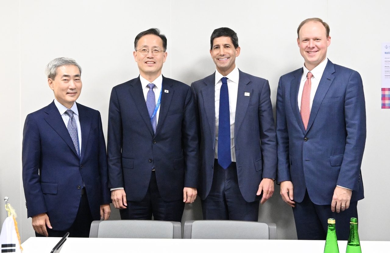 Bank of Korea Gov. Shin Hyun-song (first from left), Finance Minister Lee Hyoung-il (second from left), U.S. Federal Reserve Chair Kevin Warsh (third from left) and Francis Brooke, deputy secretary of the US Treasury, pose for a photo in Bangkok on Friday. (Yonhap)