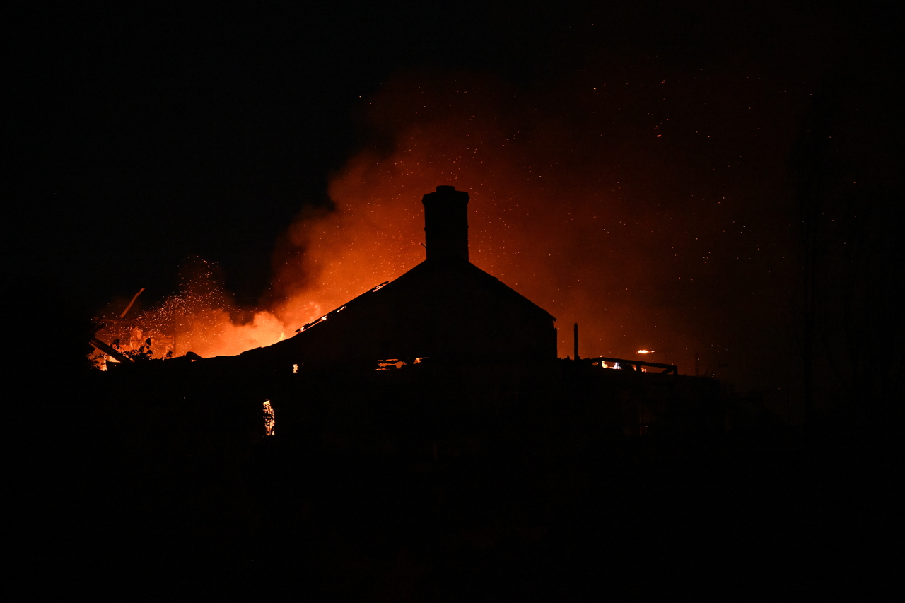 16일(현지시간) 미국 캘리포니아주 산클레멘테 인근의 노르테 산불(Norte Fire) 현장에서 주택 화재로 연기가 피어오르고 있다. [EPA]