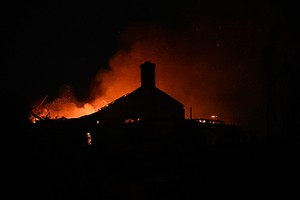 美 캘리포니아 산불, ‘악마의 바람’에 급속도로 번져…주민 대피령