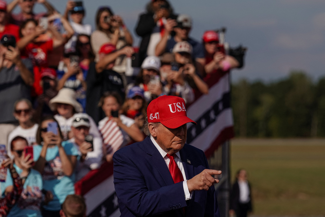 US President Donald Trump greets supporters at a midterm election campaign rally in Dalton, Georgia, on Friday (local time). [Reuters]