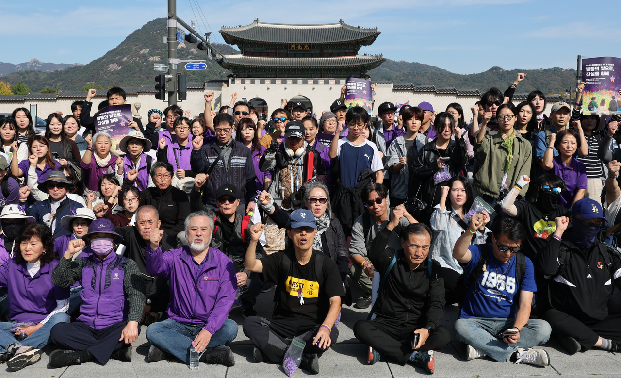17일 이태원참사시민대책위원회가 개최한 이태원 참사4주기 유가족 시민 함께 도심걷기 행사에서 참가자들이 광화문광장에서 잠시 멈춰 진상 규명 등을 요구하는 구호를 외치고 있다. [연합]