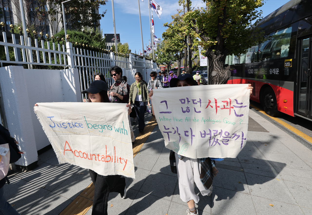 17일 이태원참사시민대책위원회가 개최한 이태원 참사4주기 유가족 시민 함께 도심걷기 행사에서 참가자들이 이태원 참사 기억·소통공간인 종로구 별들의 집을 출발해 정부서울청사 앞을 지나고 있다. [연합]