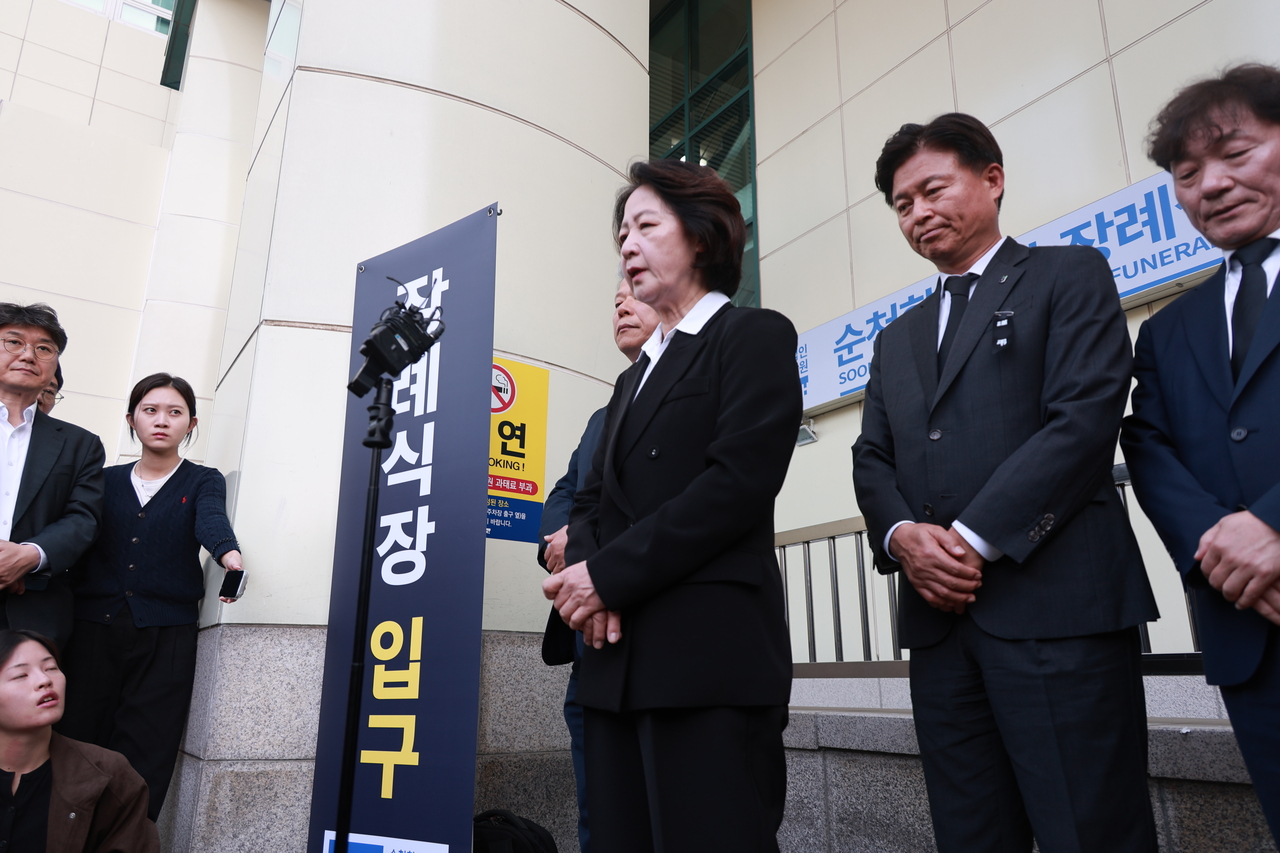 추미애 경기도지사가 17일 경기도 부천 공장 화재로 순직한 고(故) 김진석 소방위의 순천향대 부천병원 빈소 앞에서 발언하고 있다. [연합]