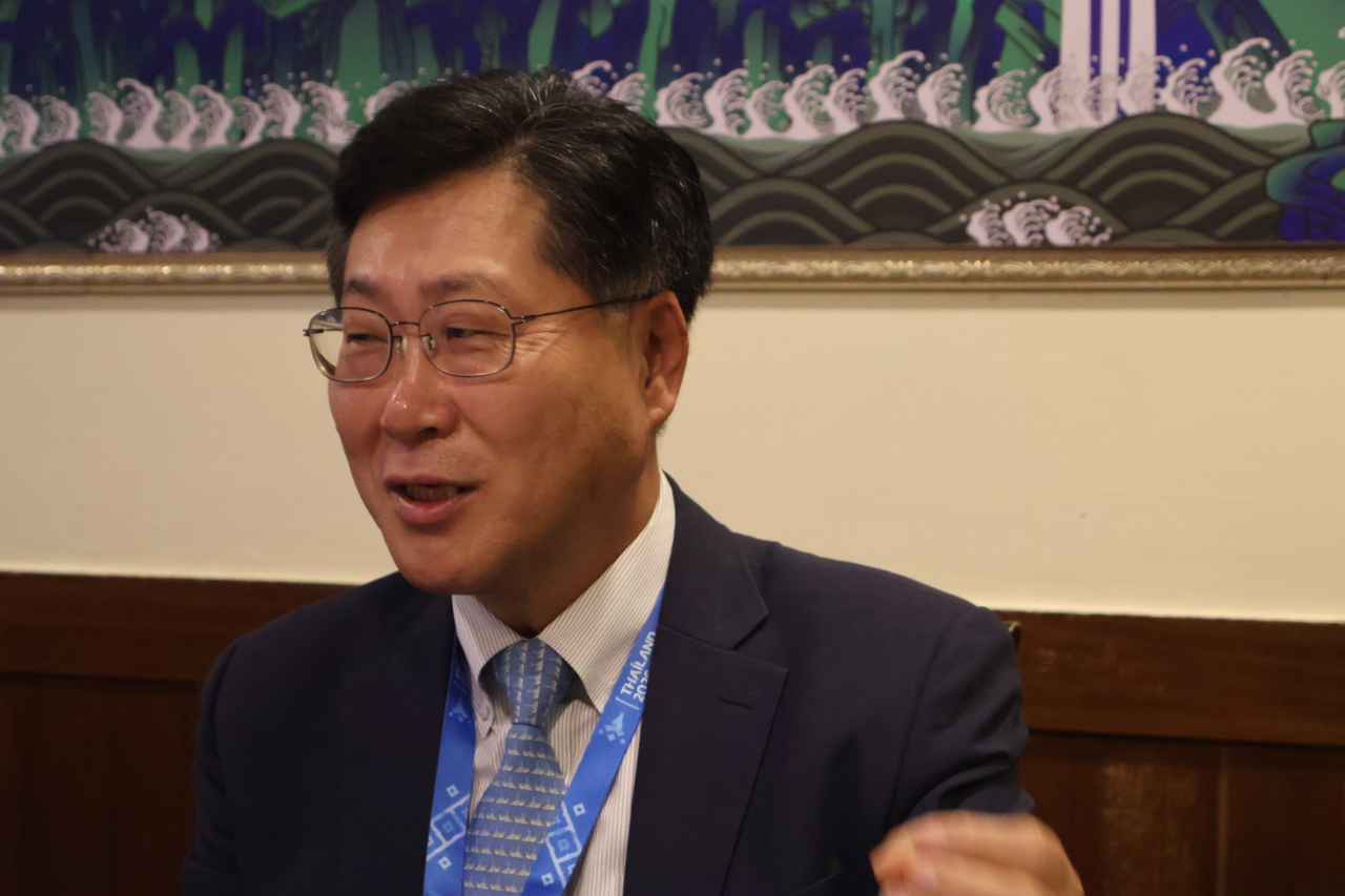 최지영 국제통화기금(IMF) 이사가 15일(현지시간) 태국 방콕에서 열린 IMF·세계은행 연차총회 참석을 계기로 기자간담회를 갖고 발언하고 있다. [재정경제부 제공]