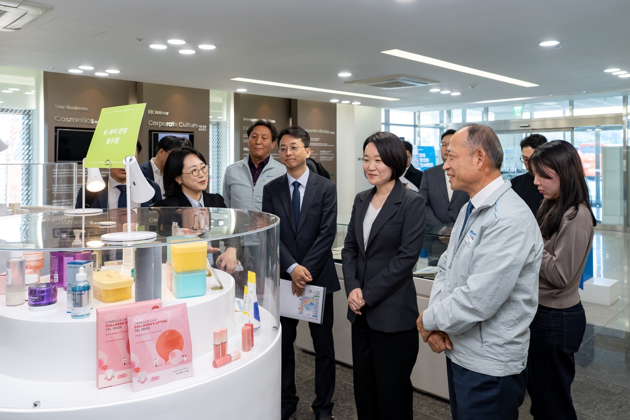 Minister of SMEs and Startups Lee So-young (third from right) examines cosmetics on display alongside Kolmar Korea CEO Choi Hyun-kyu (right) during a visit to the company's Sejong plant Friday. (Kolmar Korea)