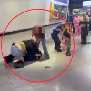 “에스파 팬덤끼리 충돌”…여성 10명 머리채 잡고 미국 공연장서 집단 난투극