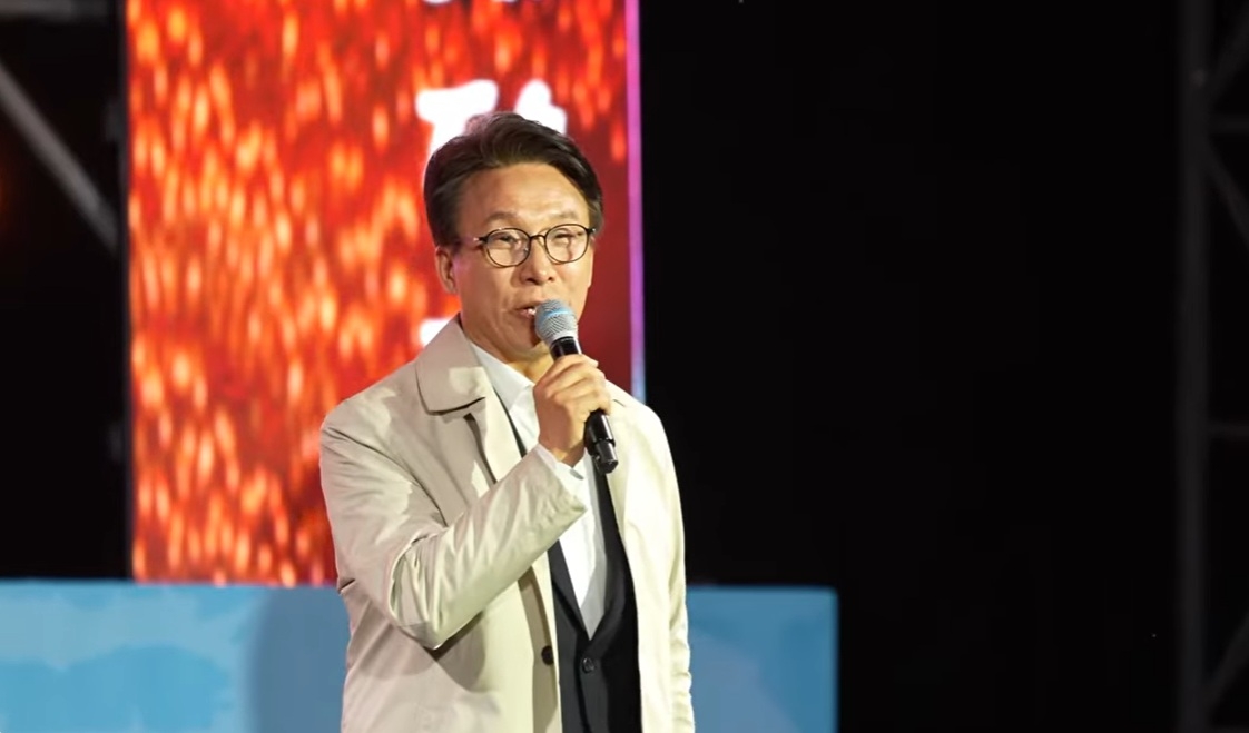 국민의힘은 18일 김민석 더불어민주당 대표가 최근 가수의 지역축제 공연 도중 무대에 올라 인사한 것을 두고 “시민의 일상과 대중문화의 영역까지 폭력적으로 침범”했다고 비판했다. [유튜브 ‘신호등TV’ 갈무리]