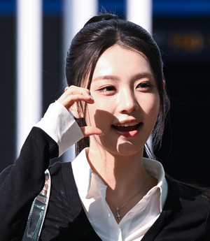 [포토] 아워벌스데이 국초록 ‘러블리한 볼 하트’