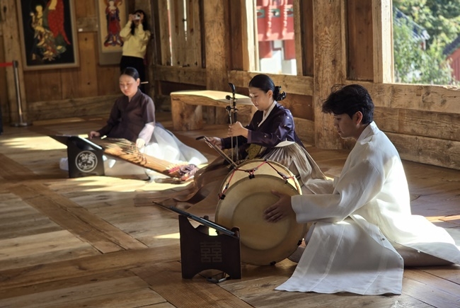 해금 연주자 최서호가 17일 화엄사에서 가야금(오예진), 장구(도경한) 연주자와 함께 전통 정악을 선보이고 있다. [화엄사 제공]