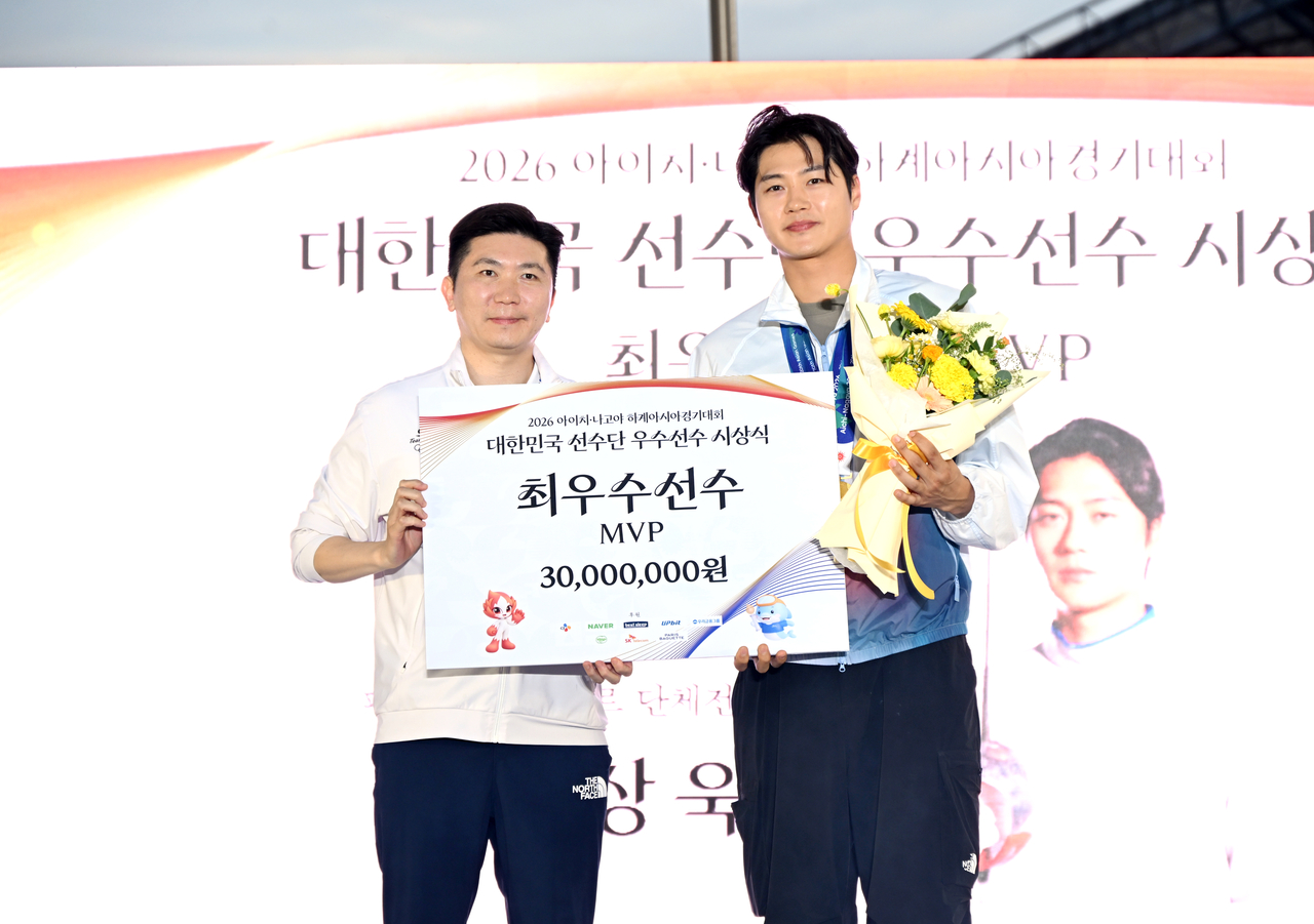 아이치나고야 아시안게임0 우수선수 시상식에서 유승민 대한체육회장(왼쪽)과 MVP로 선정된 펜싱 오상욱이 기념촬영하고 있다.