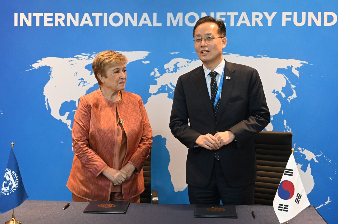 국제통화기금(IMF)·세계은행(WB) 연차총회 및  주요 20개국(G20) 재무장관.중앙은행 총재 회의, 주요 7개국(G7) 재무장관·중앙은행 총재 회의 참석차 태국 방콕을 방문중인 이형일 부총리 겸 재정경제부 장관이 17일(현지시간) 퀸시리낏 컨벤션센터(QSNCC)에서 크리스탈리나 게오르기에바 국제통화기금(IMF) 총재와 글로벌 AI허브 및 역량개발 파트너쉽 지속 의향서에 서명 후 발언을 하고 있다. [재정경제부 제공]