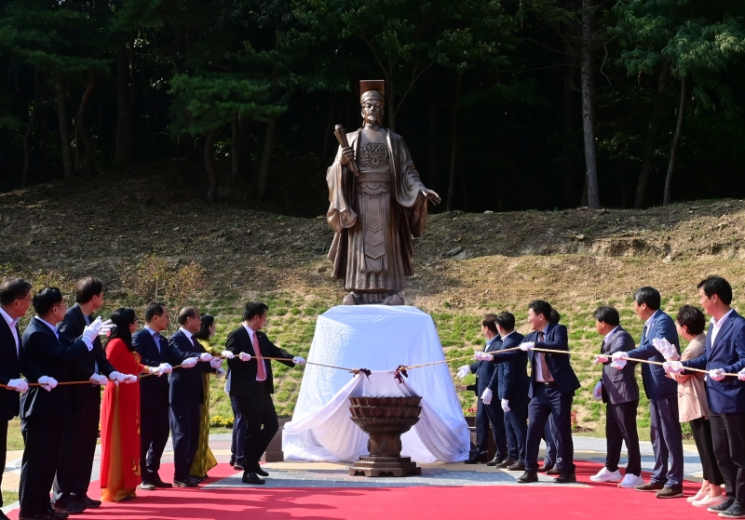 A statue of Ly Thai To, founder of Vietnam's Ly dynasty, is being unveiled in Bonghwa, North Gyeongsang Province in June. (Bonghwa)