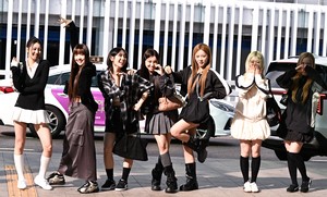 [포토] 아워벌스데이 ‘즐거운 첫 출국 길’