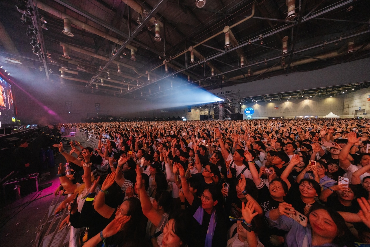 Festivalgoers cheer at the Super Live Stage. [NOL Universe]