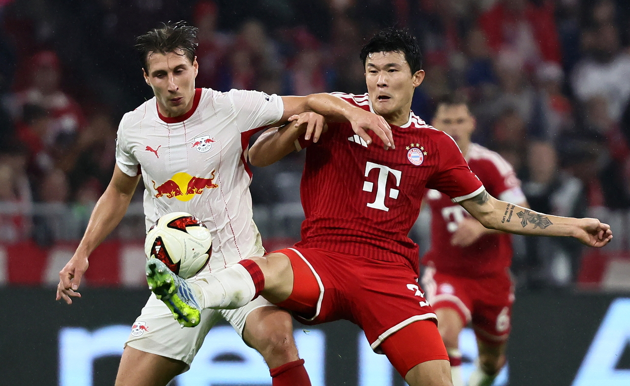 Kim Min-jae of FC Bayern Munich (right) and Willi Orban of RB Leipzig vie for the ball, Munich, Germany, Saturday.     (EPA-Yonhap)