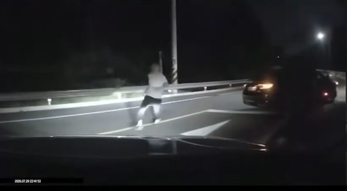 A screenshot from dashcam footage shows the suspect approaching another car in Icheon, Gyeonggi Province, on July 29. (Han Moon-chul TV)