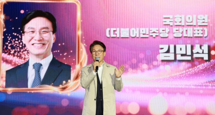 김민석 더불어민주당 대표가 15일 전북 순창군 순창전통고추장민속마을에서 열린 ‘제21회 순창장류축제’ 개막식에 참석해 인사를 하고 있다. [전북도 제공]
