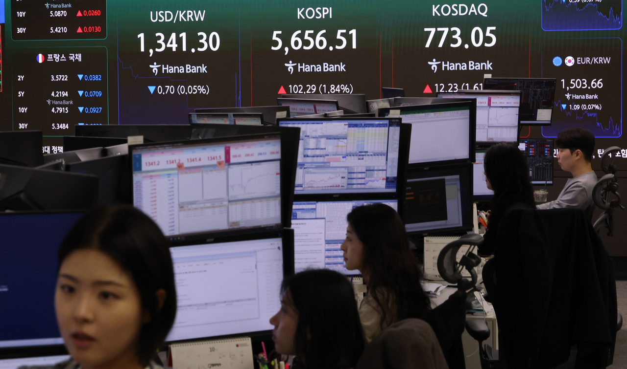 An electronic board at Hana Bank's headquarters in central Seoul displays the Kospi, Kosdaq and won-dollar exchange rate on Friday. (Yonhap)