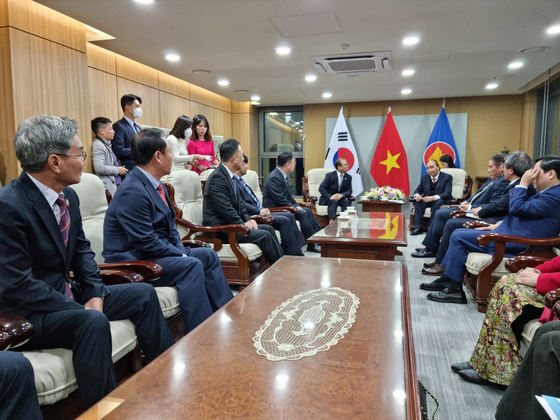 Then-Vietnamese President Ngyuen Xuan Phuc (fourth from right) speaks to Bonghwa officials and senior members of the Hwasan Lee clan at the Vietnamese embassy in Seoul during his visit to the country in 2022. (Bonghwa)
