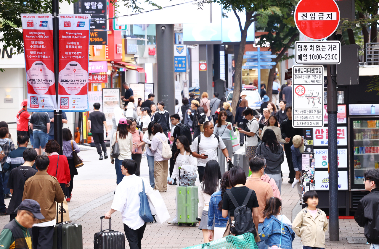 This Oct. 5, 2025, file photo shows tourists visiting Myeongdong in central Seoul. (Yonhap)
