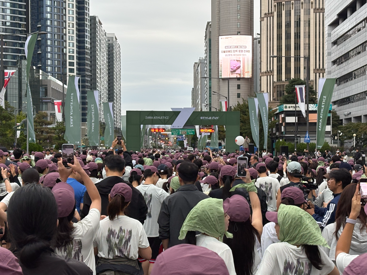 18일 오전 서울시 송파구 롯데월드타워 앞에서 롯데백화점과 송파구가 개최하는 ‘2026 스타일런’이 열리고 있다. 강승연 기자