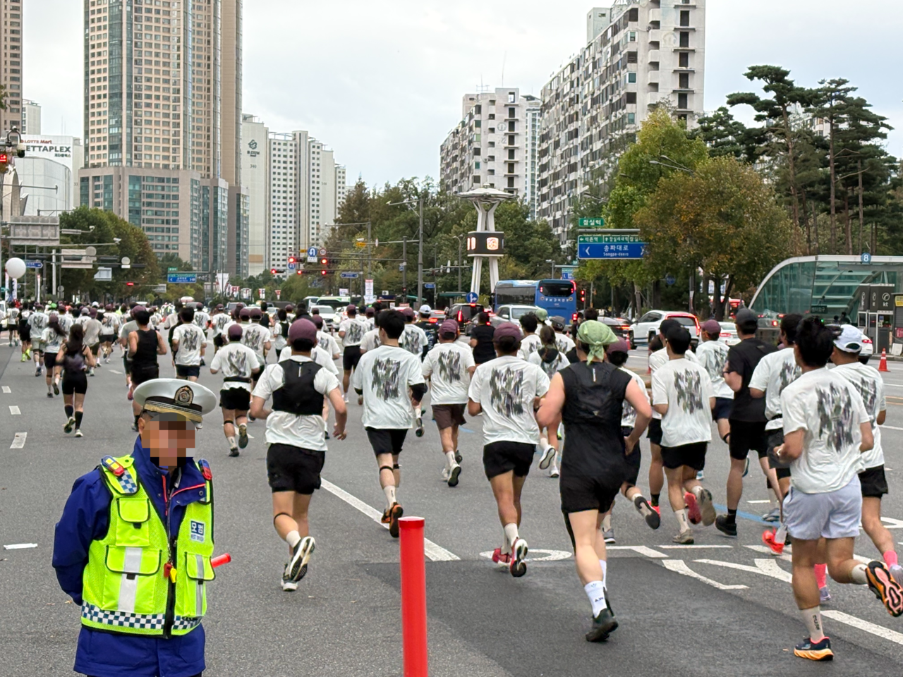 18일 오전 서울 송파구 롯데타운 잠실에서 열린 ‘2026 스타일런’에서 참가자들이 달리고 있다. 강승연 기자