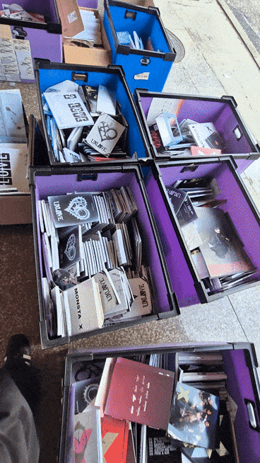 K-pop albums are offered for free at K-pop Shop, a merchandise store in Myeong-dong, central Seoul, Thursday. (Choi Jae-hee / The Korea Herald)