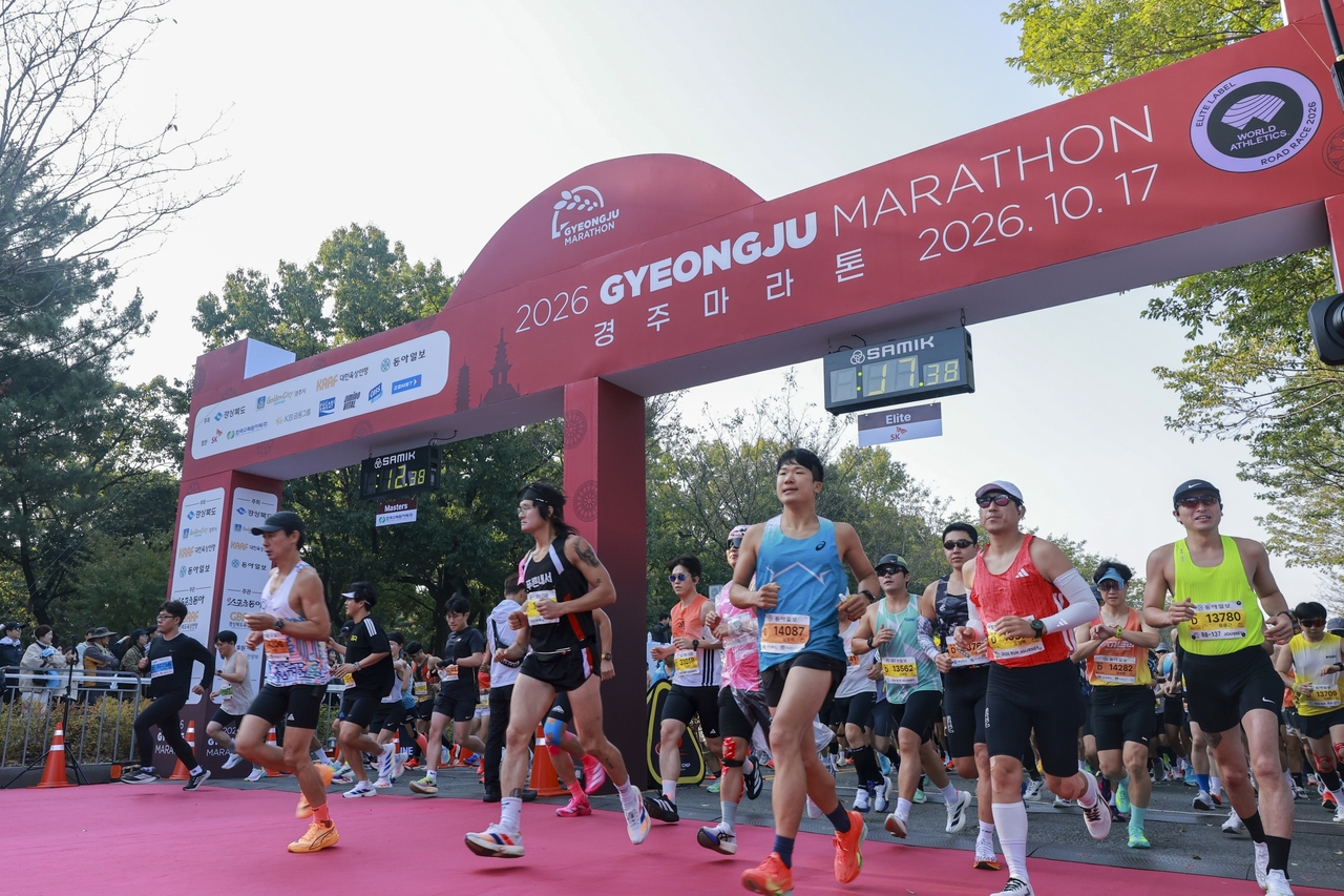 17일 경주시민운동장 앞에서 열린 ‘동아일보 2026 경주 국제마라톤대회’에서 국내외 참가 선수들이 힘차게 출발하고 있다.[경주시 제공]