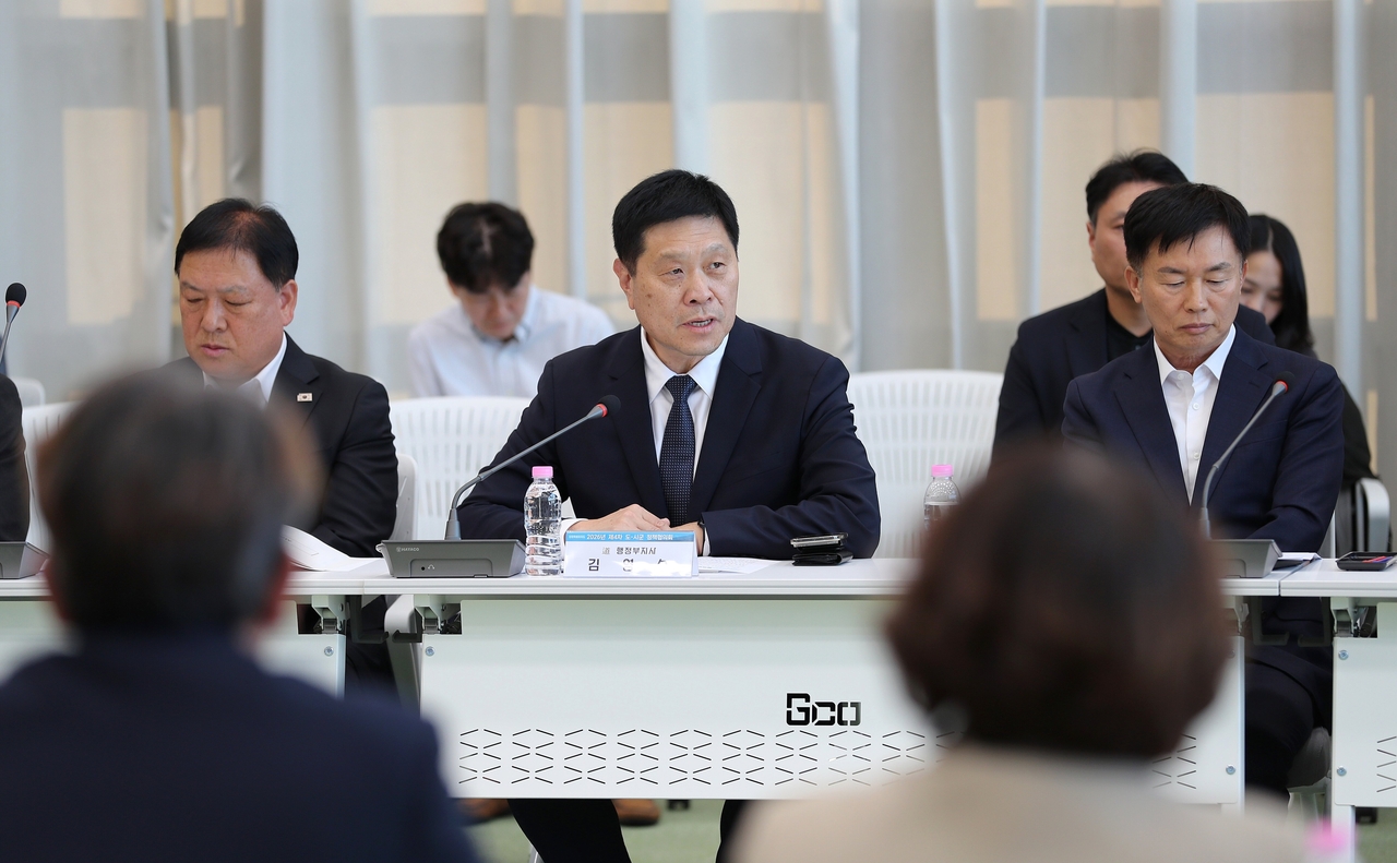 김영수 강원특별자치도 행정부지사(가운데)가 지난 7일 강릉에서 열린 제4차 도-시군 정책협의회를 주재하는 모습