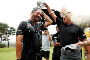 Jung Chan-min wins wire-to-wire despite downpour for 3rd KPGA career title