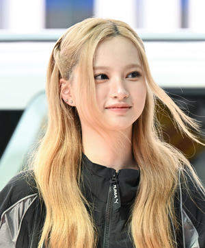 [포토] 아워벌스데이 ‘첫 출국길 정신 없네’