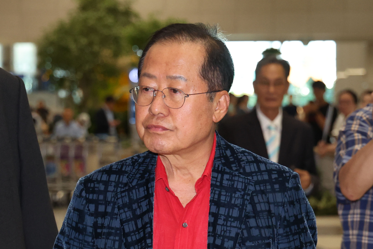 홍준표 전 대구시장은 18일 여권의 조희대 대법원장 탄핵 추진 논의 공식화를 겨냥해 “그만하라”며 일침을 가했다. 홍 전 시장은 이날 페이스북에 올린 글에서 먼저 “조 대법원장을 탄핵하는 폭거를 저지르면 정권은 몰락의 길로 갈 거다”라며 “야당이 탄핵하는 게 아니라 국민들이 탄핵에 나설 거다”고 비판했다[뉴시스]