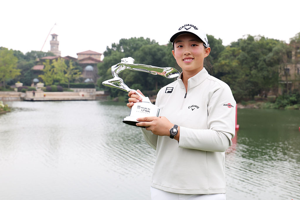인뤄닝(중국)이 18일 중국 상하이 서산 골프클럽에서 열린 LPGA 투어 뷰익 LPGA 상하이에서 시즌 2승이자 통산 7승을 달성한 뒤 우승 트로피를 들고 포즈를 취하고 있다. [게티이미지]