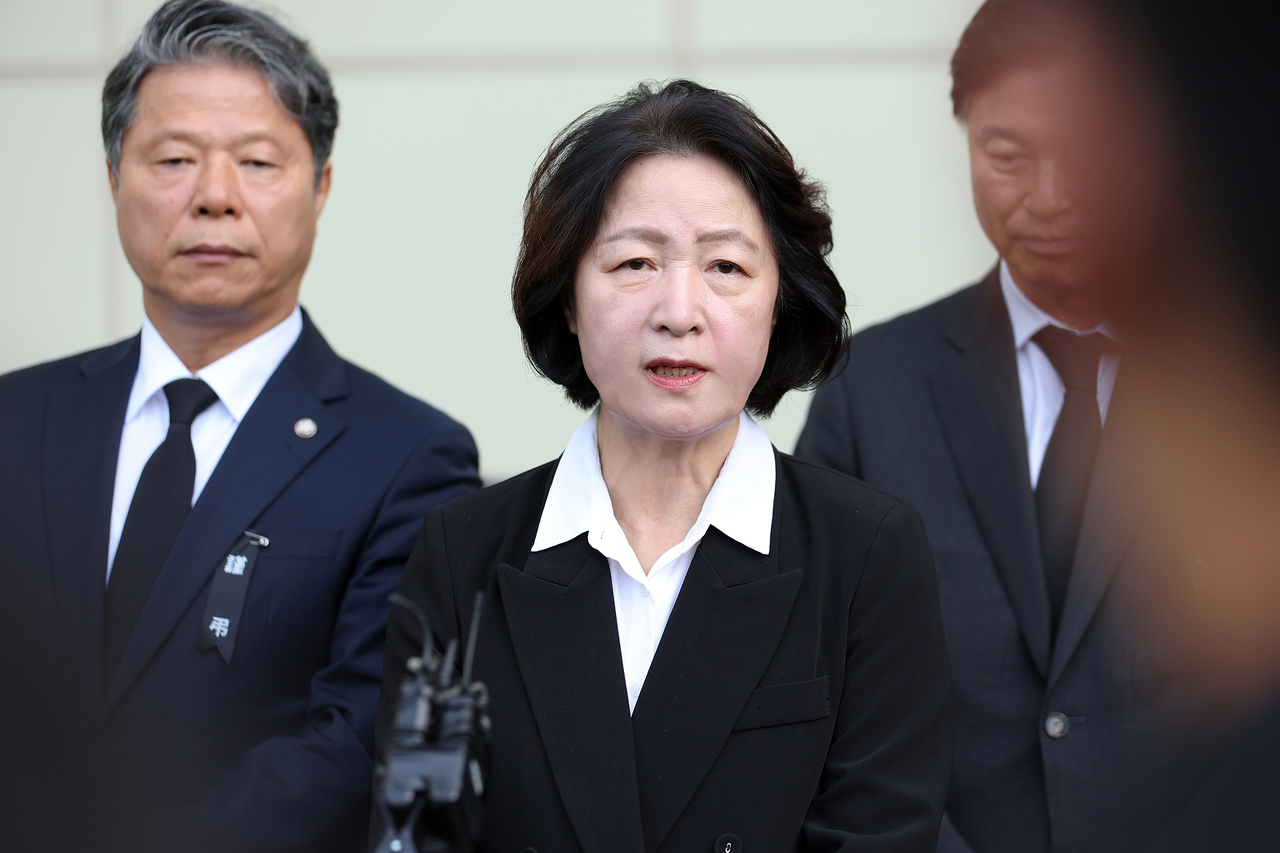 추미애 경기도지사가 17일 순천향대 부천병원 빈소에 마련된 고(故) 김진석 소방위 빈소 조문을 마친 뒤 취재진 앞에서 발언하고 있다. [경기도 제공]